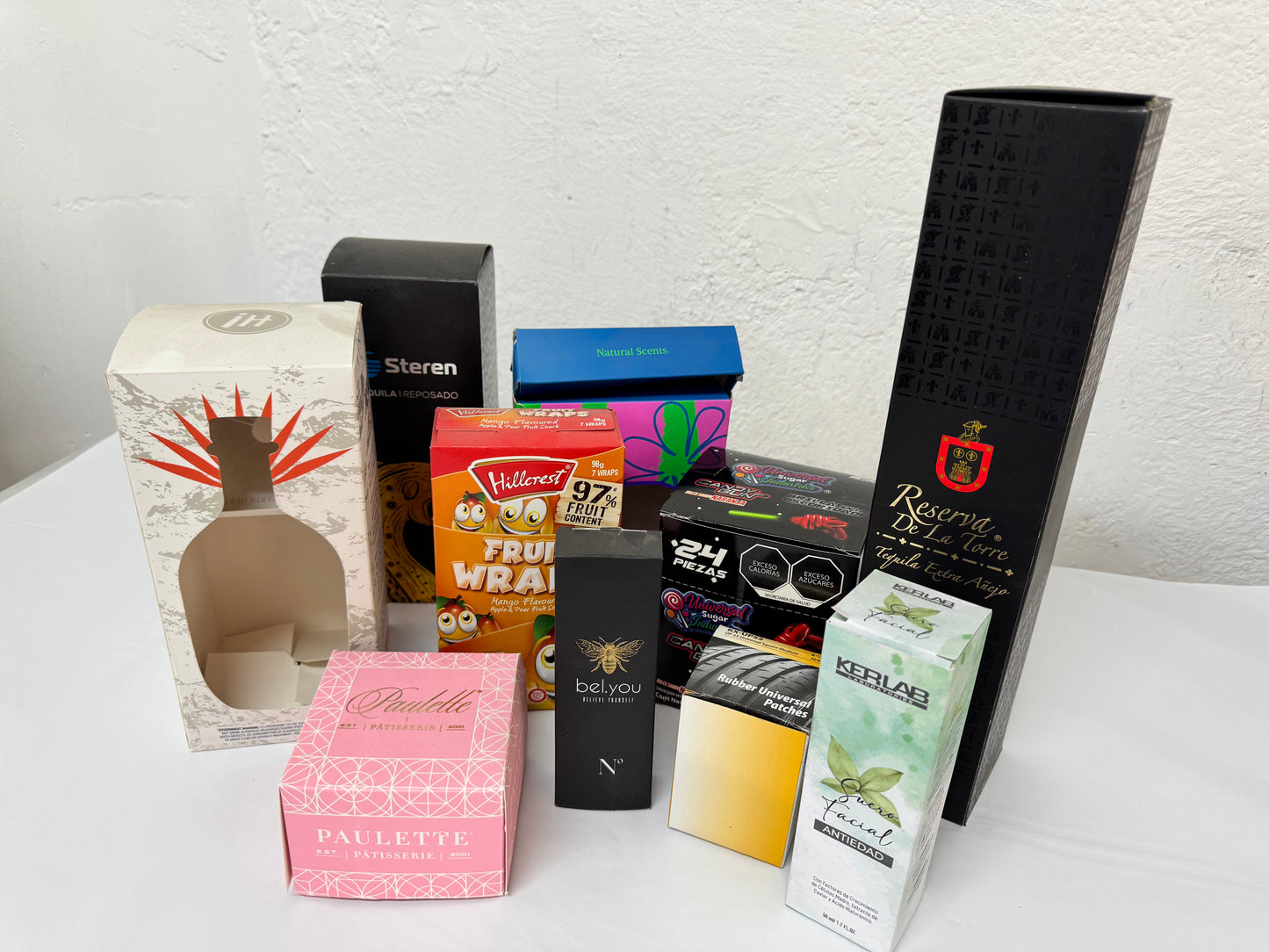 Caja plegadiza con acabados